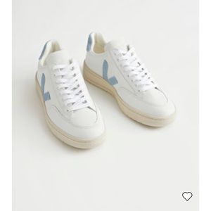 Veja V-12 Leather (US8/EUR39)